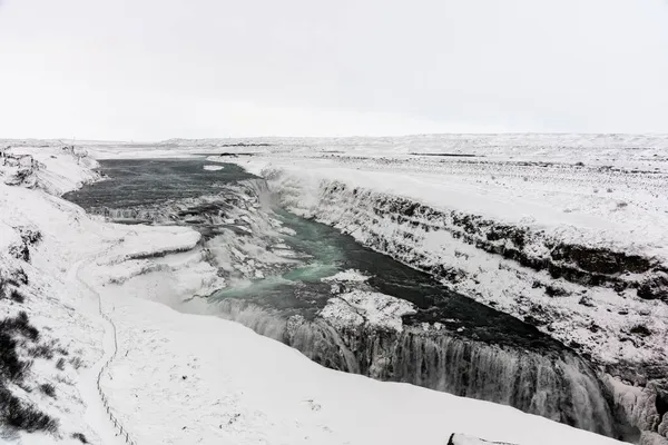 Panoramiczny letni widok na popularnej miejscowości turystycznej - wodospad Gullfoss. Niesamowita zimowa scena Islandii, Europy. Koncepcja podróży. Zdjęcia Stockowe bez tantiem