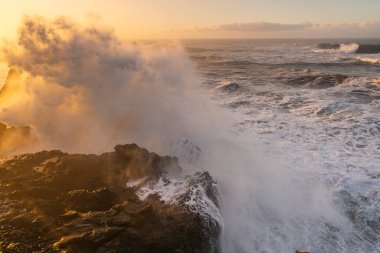 İzlanda, Dyrholaey Burnu 'ndan görüntü. Fırtınalı gün doğumu