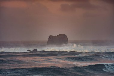 İzlanda, Dyrholaey Burnu 'ndan görüntü. Fırtınalı gün doğumu