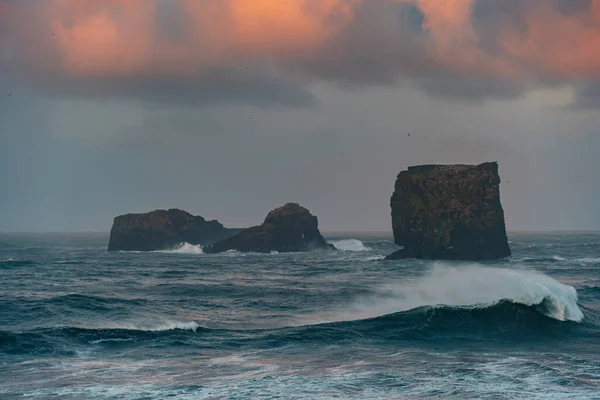 Blick vom Kap Dyrholaey, Island. Stürmischer Sonnenaufgang — Stockfoto