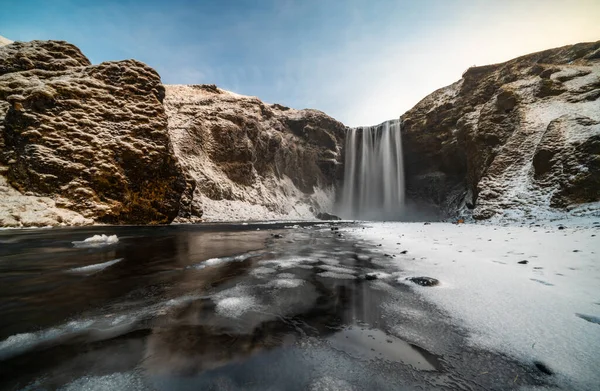 Ο διάσημος καταρράκτης Skogafoss το χειμώνα στην ανατολή του ηλίου. Ένα από τα πιο δημοφιλή μέρη στην Ισλανδία — Φωτογραφία Αρχείου