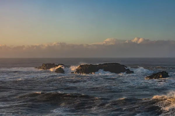 Vista desde el cabo Dyrholaey, Islandia. Amanecer tormentoso —  Fotos de Stock