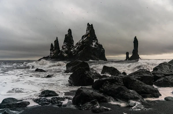 Formaciones de roca basáltica Dedos de Troll en la playa negra. en la tormenta Reynisdrangar, Vik, Islandia — Foto de Stock