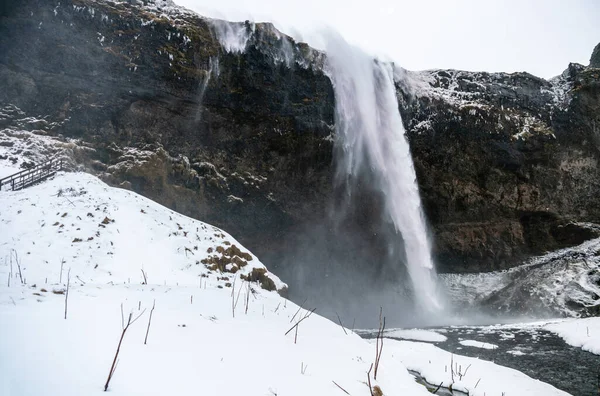 Ισλανδικός καταρράκτης Seljalandsfoss κατά τη διάρκεια του χειμώνα — Φωτογραφία Αρχείου