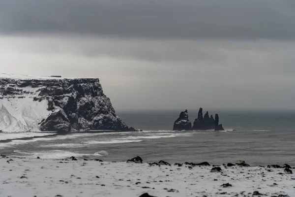 Пляж Рейнисфьяра с черным песком в Исландии — стоковое фото