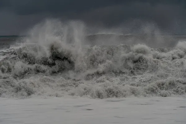 Stormy waves at black volcanic beach near famous Reynisfjara rocks at south coast of Iceland — Stock Photo, Image