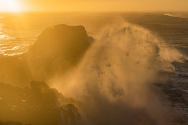 İzlanda, Dyrholaey Burnu 'ndan görüntü. Fırtınalı gün doğumu