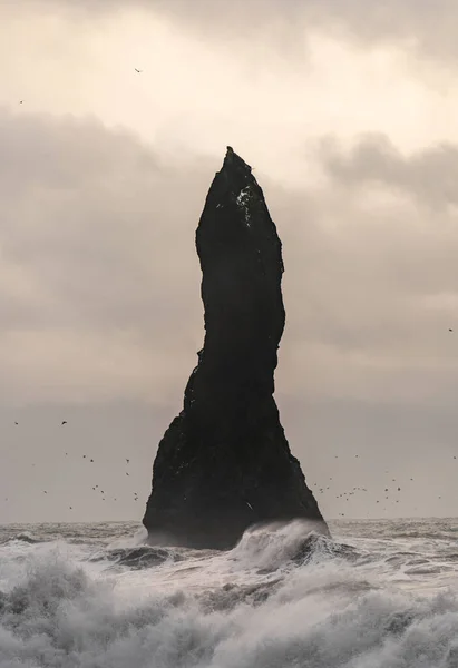 Formações rochosas de basalto Dedos de troll na praia preta. na tempestade Reynisdrangar, Vik, Islândia — Fotografia de Stock