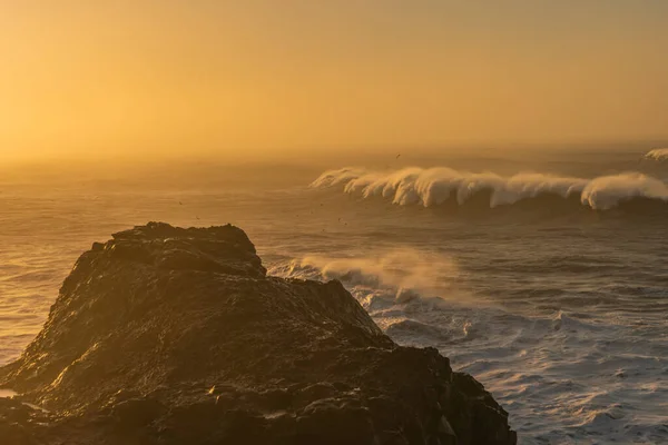 Blick vom Kap Dyrholaey, Island. Stürmischer Sonnenaufgang — Stockfoto