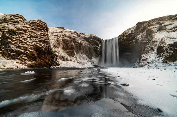 A famosa cachoeira Skogafoss no inverno ao nascer do sol. Um dos lugares mais populares da Islândia — Fotografia de Stock