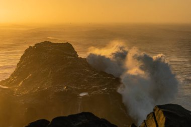 İzlanda, Dyrholaey Burnu 'ndan görüntü. Fırtınalı gün doğumu