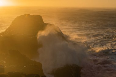 İzlanda, Dyrholaey Burnu 'ndan görüntü. Fırtınalı gün doğumu