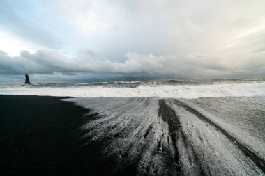 Bazalt kaya oluşumları siyah sahilde Trol ayak parmakları. Fırtınada Reynisdrangar, Vik, İzlanda