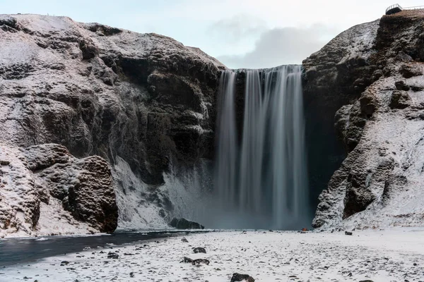 Ο διάσημος καταρράκτης Skogafoss το χειμώνα στην ανατολή του ηλίου. Ένα από τα πιο δημοφιλή μέρη στην Ισλανδία — Φωτογραφία Αρχείου