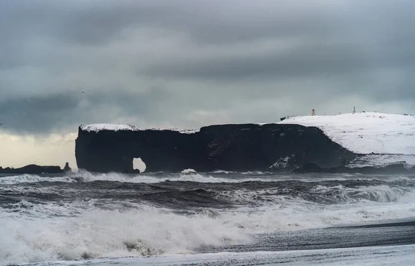 Onde tempestose sulla spiaggia vulcanica nera vicino alle famose rocce di Reynisfjara sulla costa meridionale dell'Islanda — Foto Stock