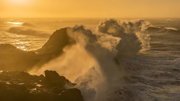 Blick vom Kap Dyrholaey, Island. Stürmischer Sonnenaufgang — Stockfoto