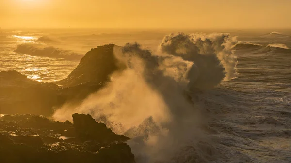 Blick vom Kap Dyrholaey, Island. Stürmischer Sonnenaufgang — Stockfoto