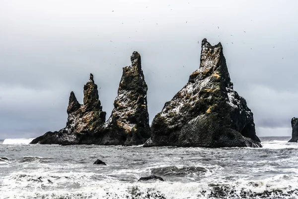 Formaciones de roca basáltica Dedos de Troll en la playa negra. en la tormenta Reynisdrangar, Vik, Islandia —  Fotos de Stock