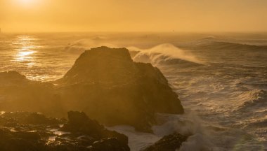 İzlanda, Dyrholaey Burnu 'ndan görüntü. Fırtınalı gün doğumu