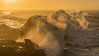 İzlanda, Dyrholaey Burnu 'ndan görüntü. Fırtınalı gün doğumu