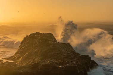 İzlanda, Dyrholaey Burnu 'ndan görüntü. Fırtınalı gün doğumu