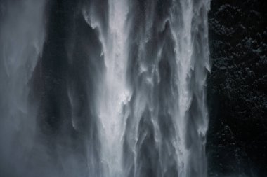 Meşhur Skogafoss şelalesi kışın gün doğumunda. İzlanda 'nın en popüler yerlerinden biri.