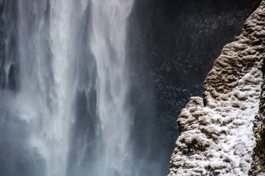 Meşhur Skogafoss şelalesi kışın gün doğumunda. İzlanda 'nın en popüler yerlerinden biri.