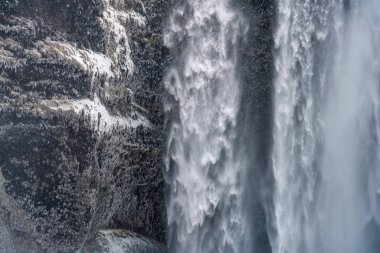 Meşhur Skogafoss şelalesi kışın gün doğumunda. İzlanda 'nın en popüler yerlerinden biri.
