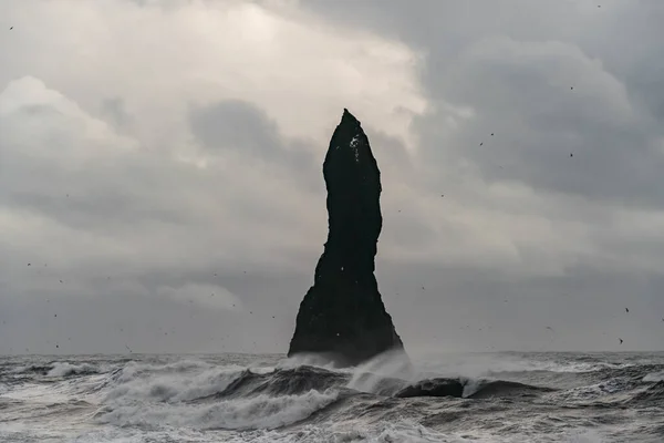 Basaltfelsformationen Trollzehen am schwarzen Strand. bei Sturm Reynisdrangar, Vik, Island — Stockfoto