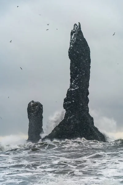 Čedičové skalní útvary Trollí prsty na černé pláži. v bouři Reynisdrangar, Vik, Island — Stock fotografie