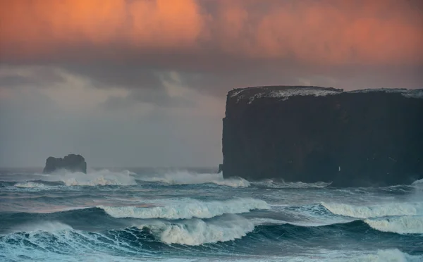 Blick vom Kap Dyrholaey, Island. Stürmischer Sonnenaufgang — Stockfoto