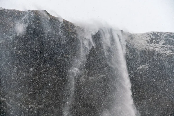 Isländskt vattenfall Seljalandsfoss vintertid — Stockfoto