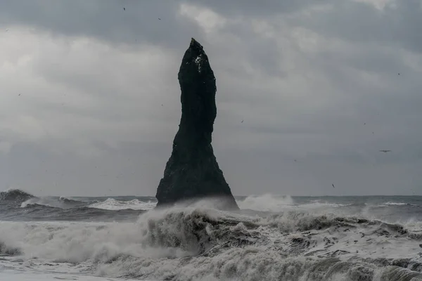 Basalt rotsformaties Troll tenen op zwart strand. bij storm Reynisdrangar, Vik, IJsland — Stockfoto