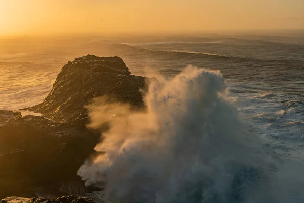 Blick vom Kap Dyrholaey, Island. Stürmischer Sonnenaufgang — Stockfoto