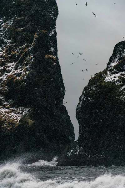 Formaciones de roca basáltica Dedos de Troll en la playa negra. en la tormenta Reynisdrangar, Vik, Islandia —  Fotos de Stock