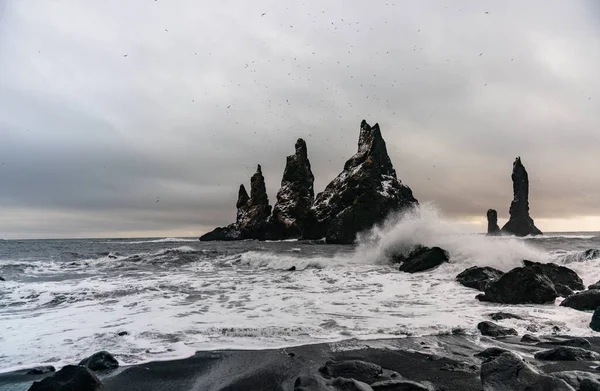 Formaciones de roca basáltica Dedos de Troll en la playa negra. en la tormenta Reynisdrangar, Vik, Islandia —  Fotos de Stock