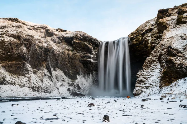 A híres Skogafoss vízesés télen napkeltekor. Az egyik legnépszerűbb hely Izlandon — Stock Fotó