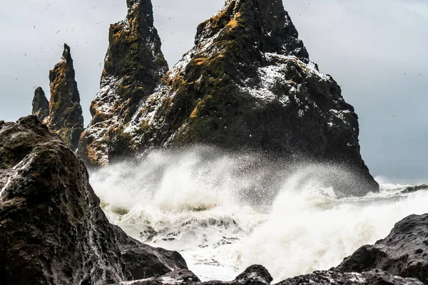 Formaciones de roca basáltica Dedos de Troll en la playa negra. en la tormenta Reynisdrangar, Vik, Islandia —  Fotos de Stock