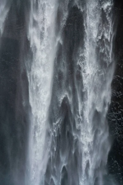 La famosa cascada de Skogafoss en el invierno al amanecer. Uno de los lugares más populares de Islandia — Foto de Stock