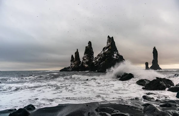 Bazalt kaya oluşumları siyah sahilde Trol ayak parmakları. Fırtınada Reynisdrangar, Vik, İzlanda Stok Resim
