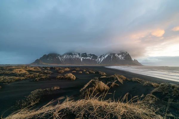 Pôr do sol na Montanha Vestrahorn e na praia Stokksnes. Vestrahorn é uma atração turística popular ao longo da estrada circular no leste da Islândia. — Fotografia de Stock