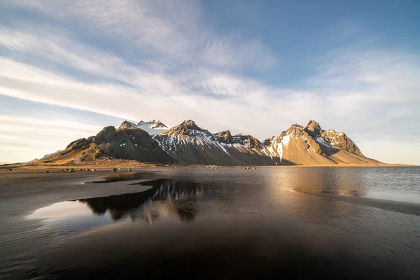 Coucher de soleil à Vestrahorn Mountain et Stokksnes beach. Vestrahorn est une attraction touristique populaire le long de la rocade dans l'est de l'Islande. — Photo