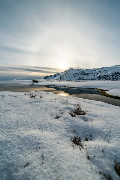 La vue sur les montagnes et le trou d'eau entouré de neige. Hiver en Islande — Photo