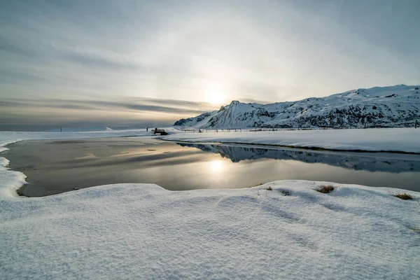 A vista das montanhas e do poço rodeado de neve. Inverno na Islândia — Fotografia de Stock