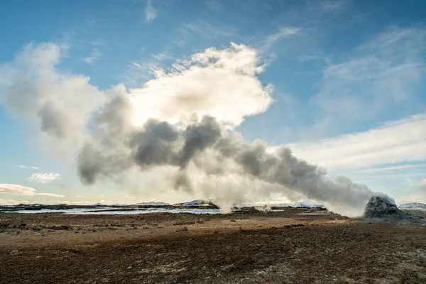 Namafjall Hverir geotermální oblast na Islandu. Ohromující krajina sirného údolí s kouřícími fumaroly a modrou oblačnou oblohou, cestovní zázemí, turistická atrakce — Stock fotografie