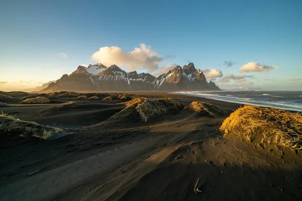 Zonsondergang bij Vestrahorn Mountain en Stokksnes strand. Vestrahorn is een populaire toeristische attractie langs de ringweg in Oost-IJsland. — Stockfoto