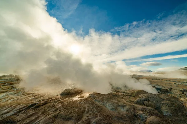 Геотермальная зона Намафьела Хверира в Исландии. Потрясающий пейзаж серной долины с дымящимися фумаролами и голубым облачным небом, туристический фон, туристическая достопримечательность — стоковое фото