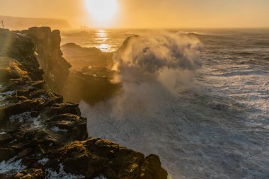 İzlanda, Dyrholaey Burnu 'ndan görüntü. Fırtınalı gün doğumu