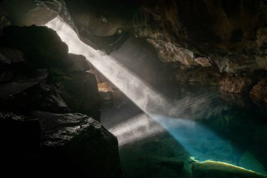 Grjotagja volkanik mağarası ve Myvatn Gölü yakınlarında inanılmaz mavi ve sıcak termal su. Jeotermal mağara ve mağara, İzlanda 'nın Game of Thrones' da yer alan bölgeleri..