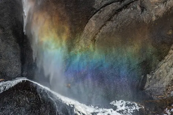 Foto de una cascada de hielo en Islandia con un arco iris —  Fotos de Stock